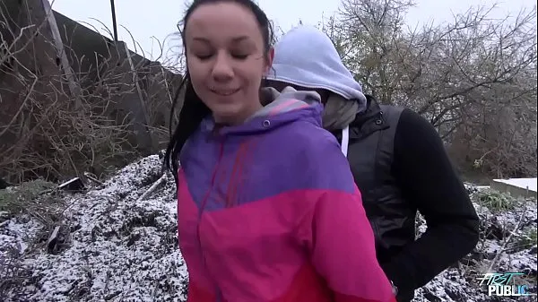 Veľká Freezing babe fucked on the snow by naughty stranger teplá trubica