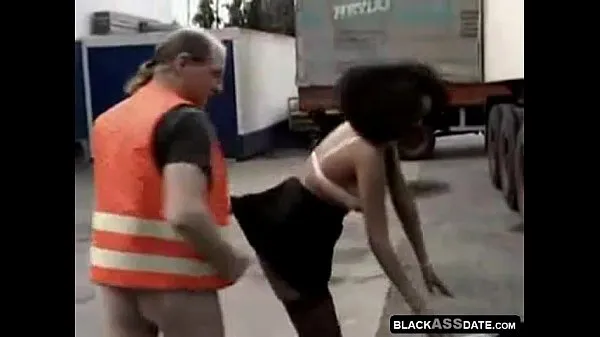 Grande Black hooker riding on mature truck driver outside tubo quente