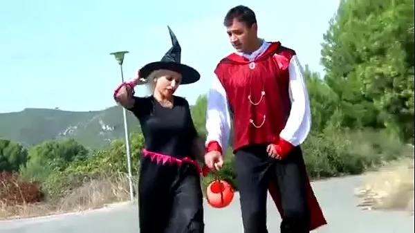 Duża Gina Snake Goes Trick Or Treating & Gets A Finger In Her Asshole ciepła tuba