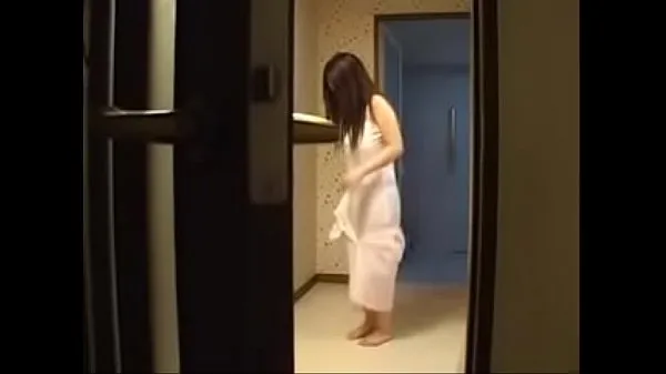 Große Heiße japanische Frau fickt ihren Jungenwarme Röhre