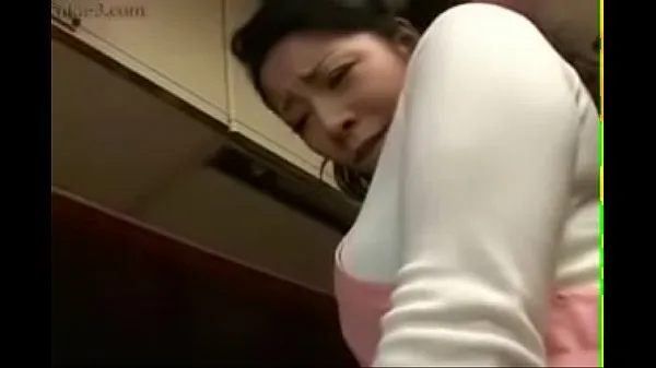 Große Japanische Frau und Junge im Küchenspaßwarme Röhre