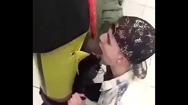 Ống ấm áp Sucking and taking the 's piss in the bathroom lớn