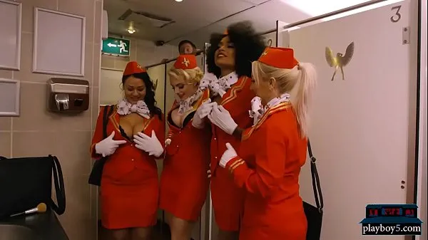 Suuri Black flight attendant fucks a frequent flyer in a toilet lämmin putki