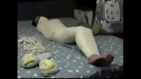 Ống ấm áp Mummified whore Betty is struggeling and gets feet tickled lớn