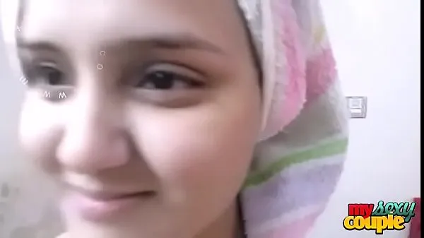 Suuri Indian Big boobs Bhabhi Sonia After Shower STRIPS for Husband lämmin putki