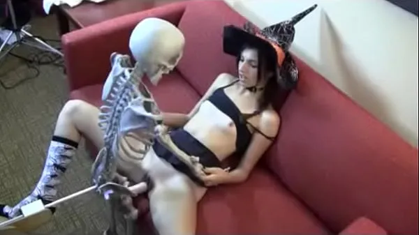 Who is she? Witch fucking skeleton أنبوب دافئ كبير