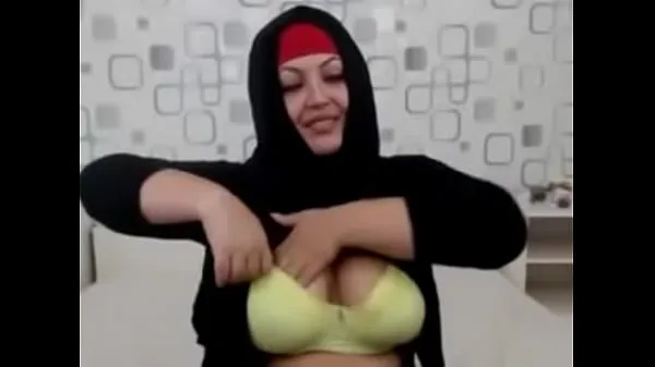 Boob dance by UAE milf ummu jameel seducing young boy on webcam Tiub hangat besar