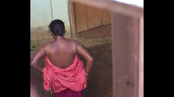 Desi village horny bhabhi nude bath show caught by hidden cam Tabung hangat yang besar