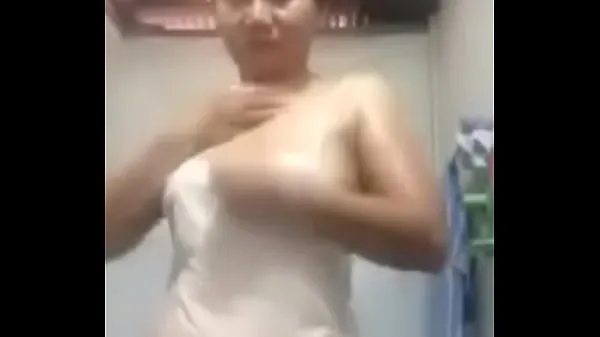 MILF showing small part of her tits أنبوب دافئ كبير