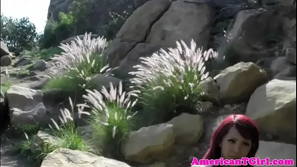 Suuri Red hair transbabe shows tits outdoors lämmin putki