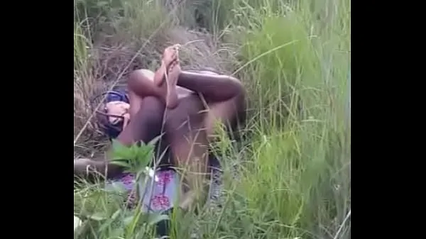Stort Black Girl Fucked Hard in the bush. Get More at varmt rør