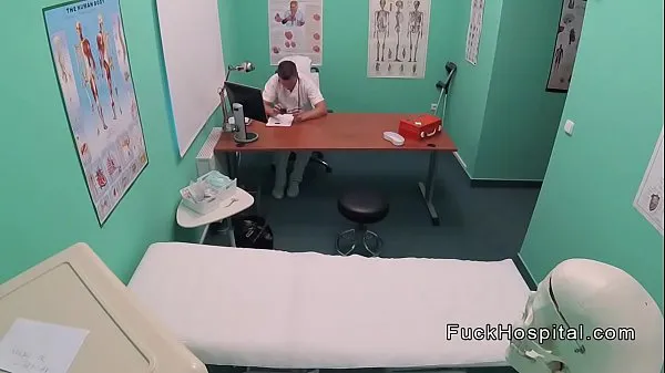 Grote Doctor filming sex with blonde patient warme buis