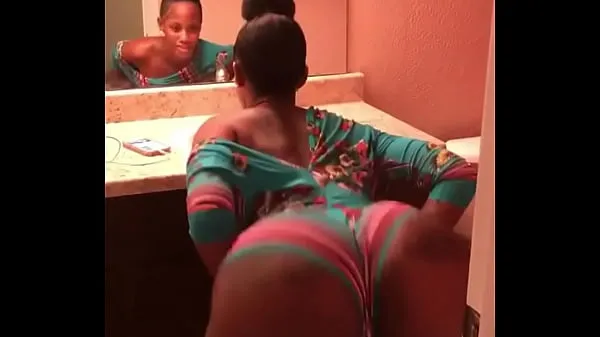 Stort sexy black girl twerking varmt rør