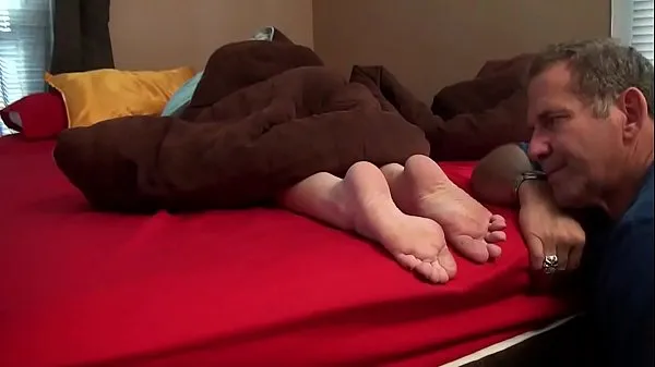 Sleepy Milf's Red Toes أنبوب دافئ كبير