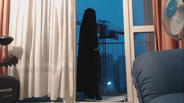 Stort exhibits in niqab and pantyhose varmt rör