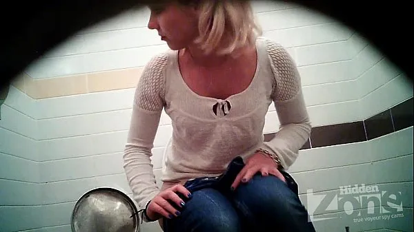 Stort Successful voyeur video of the toilet. View from the two cameras varmt rør