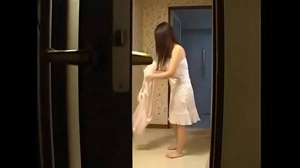 Gros Une belle-mère asiatique japonaise chaude baise avec un jeune tube chaud
