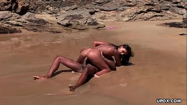 Fucking on the beach with a black dude's rock hard cock أنبوب دافئ كبير
