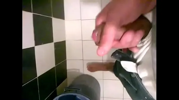 MAN Cums IN THE BATHROOM OF HIS HOUSE 2 أنبوب دافئ كبير