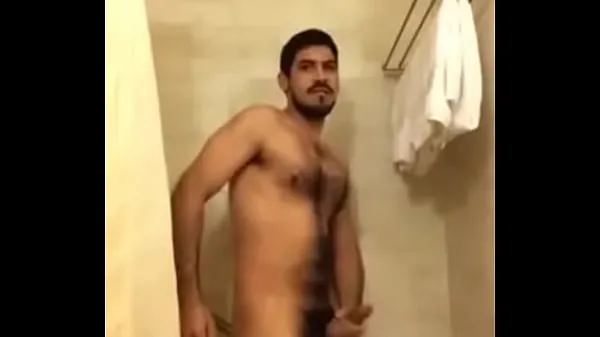 Grande jacking off in the bathroom tubo quente