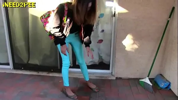 Stort New girls pissing their pants in public real wetting 2018 varmt rør