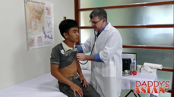 Young Asian barebacked during doctors appointment Tabung hangat yang besar