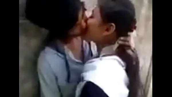 Hot kissing scene in college أنبوب دافئ كبير