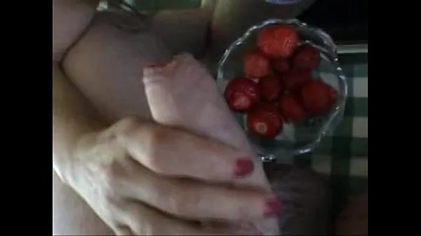 Nagy cum on food - strawberries meleg cső
