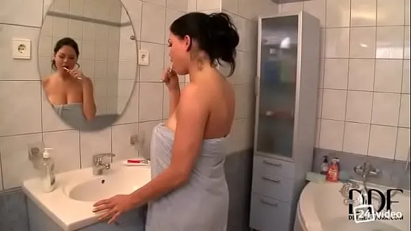 Grote Girl with big natural Tits gets fucked in the shower warme buis