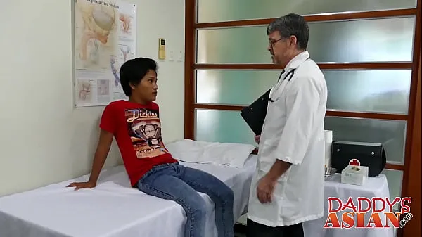 Ống ấm áp Asian twink banged by naughty doctor lớn