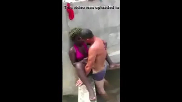 Stort tourist eating an angolan woman varmt rør
