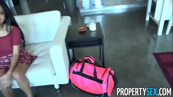 PropertySex - Horny couch surfing woman takes advantage of male host أنبوب دافئ كبير