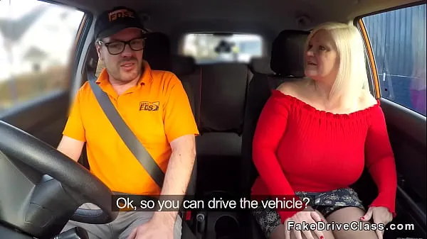 Stort Huge tits granny bangs driving instructor varmt rør