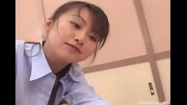 Grote Asian teacher punishing bully with her strapon warme buis