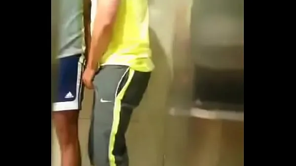 Sucking and his friend in the gym bathroom Tabung hangat yang besar