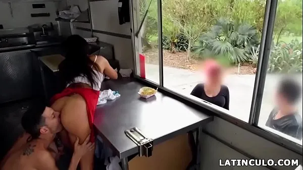 Latina taco-girl got fucked in front of customers - Lilly Hall Tabung hangat yang besar