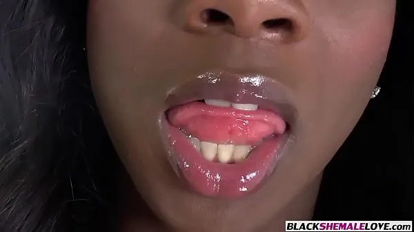Ống ấm áp Black slender shemale anal smashed a guys round ass lớn