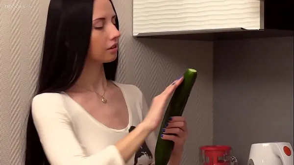 Stort Russian real teen Veronica Snezna in the kitchen amateur solo varmt rør