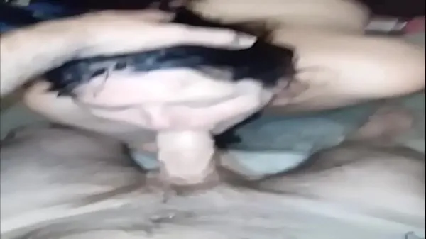 Grande Busty brunette neighbor sucks cock when filmed in the mirror tubo quente