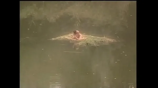 Knockout brunette fucked in a jungle swamp Tabung hangat yang besar