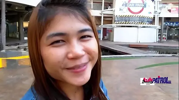 Smiling Thai babe gets foreign penis Tabung hangat yang besar