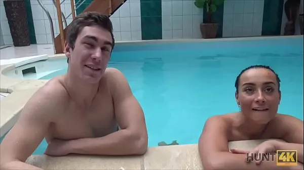 Stort HUNT4K. Sex adventures in private swimming pool varmt rör