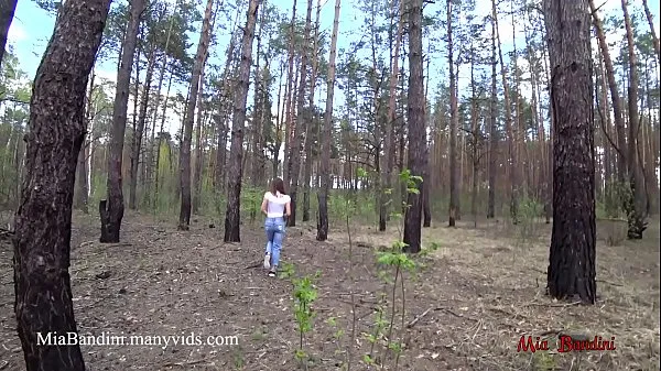 Suuri Public outdoor fuck for fit Mia in the forest. Mia Bandini lämmin putki