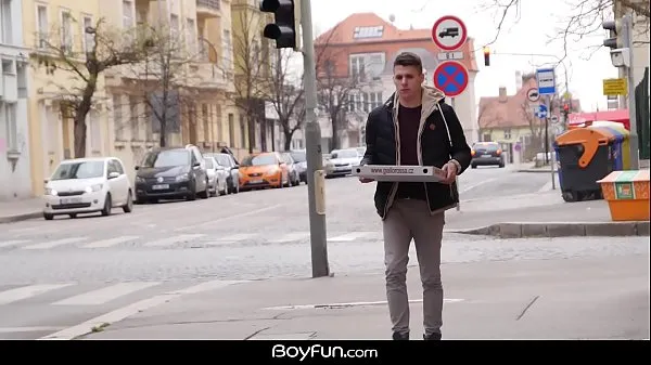 Stort Boyfun - Pizza Delivery Leads To Bareback Fuck varmt rör
