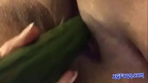 Cucumber makes chubby girlfriend come Tiub hangat besar