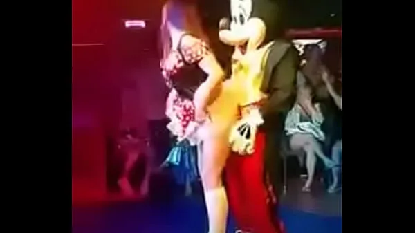 Suuri Mickey Mouse hoverboard blowjob lämmin putki