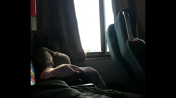 Grote Busty bounces tits on bus warme buis