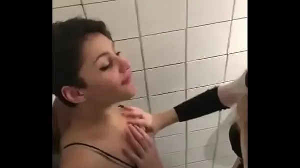 Stort girls in bathroom bi varmt rør