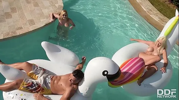 Katy Jayne & Vittoria Dolce's intense Poolside Threesome Tiub hangat besar
