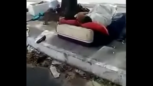 大Homeless man screwing around in the middle of the street暖管